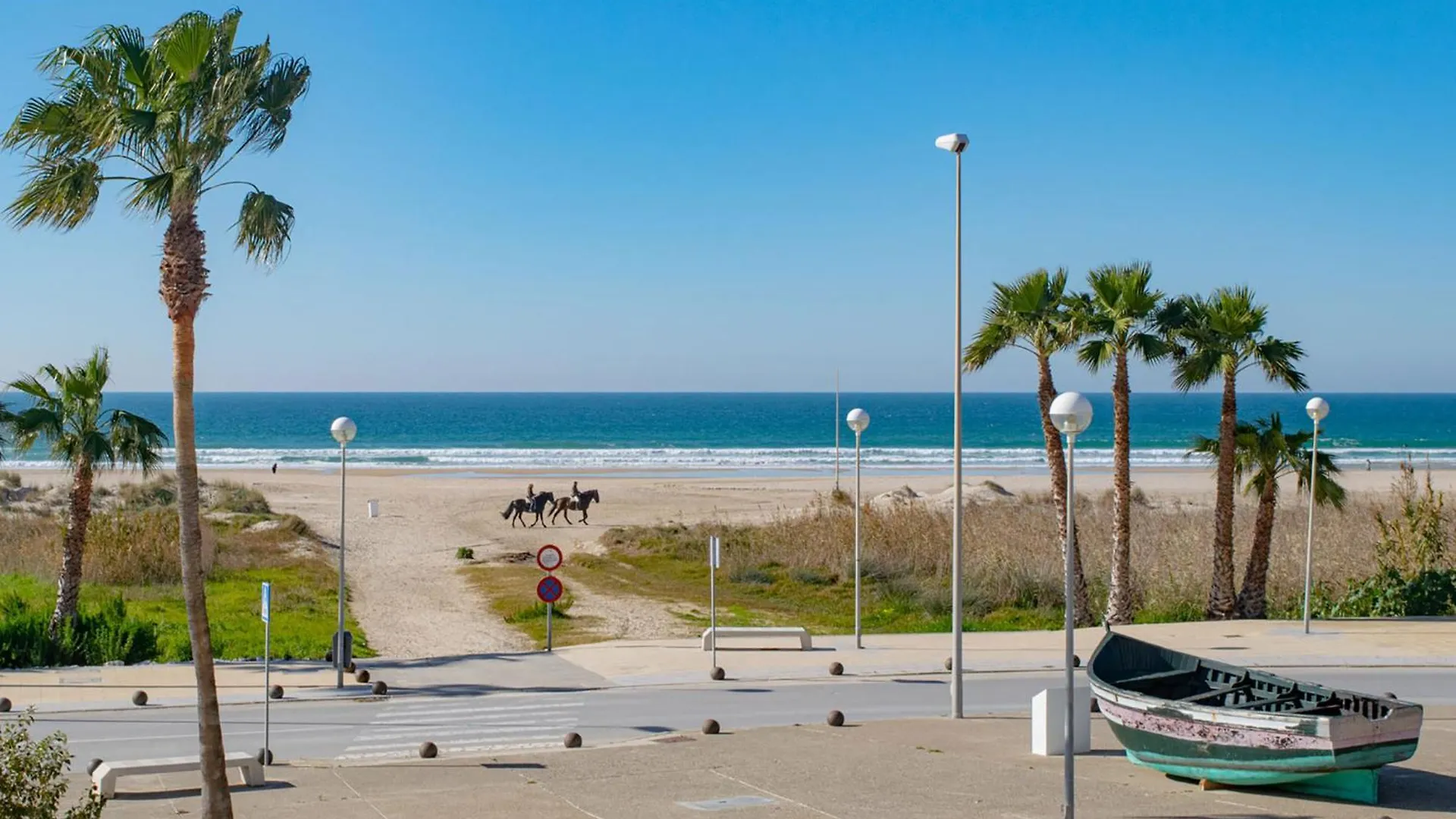 Santa Barbara B Beach Front With Terrace, Sea View In And Garage In Conil Conil De La Frontera